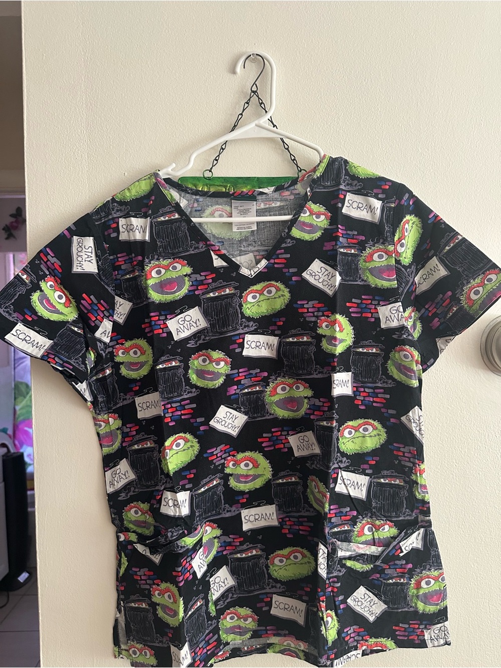 Sesame Street Oscar the Grouch Black & Green Print Scrub Top
